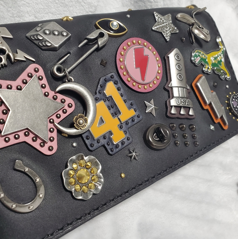 ❌SOLD❌ Coach 1941 Souvenir Pins Dinky 77916 - Picture 2 of 12